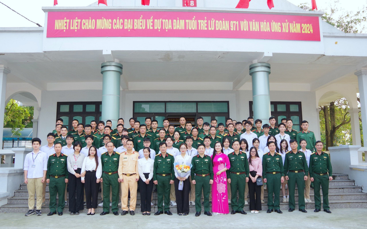 Các đại biểu về dự tọa đàm.