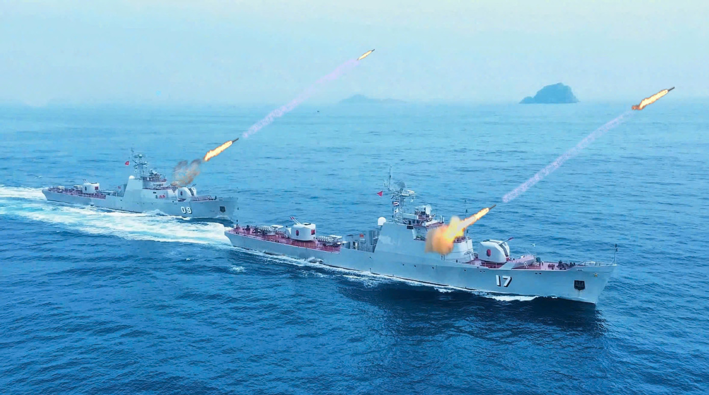 Biên đội tàu 09, 17 của Lữ đoàn 171 huấn luyện, diễn tập bắn đạn thật trên biển. Biên đội tàu 09, 17 của Lữ đoàn 171 huấn luyện, diễn tập bắn đạn thật trên biển.