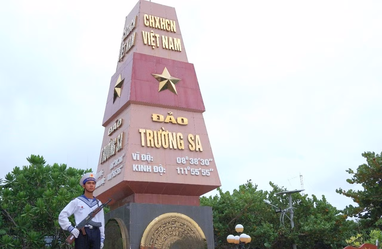 Chiến sĩ đảo Trường Sa canh gác bên cột mốc chủ quyền.