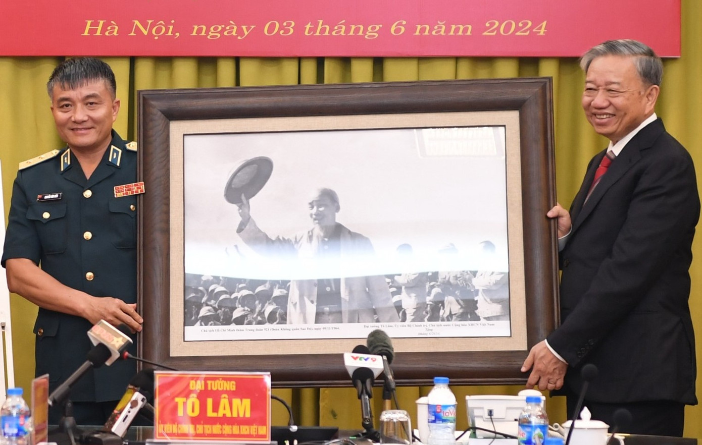 Chủ tịch nước trao tặng Quân chủng PK-KQ bức ảnh Bác Hồ tới thăm một đơn vị Không quân. Chủ tịch nước trao tặng Quân chủng PK-KQ bức ảnh Bác Hồ tới thăm một đơn vị Không quân.