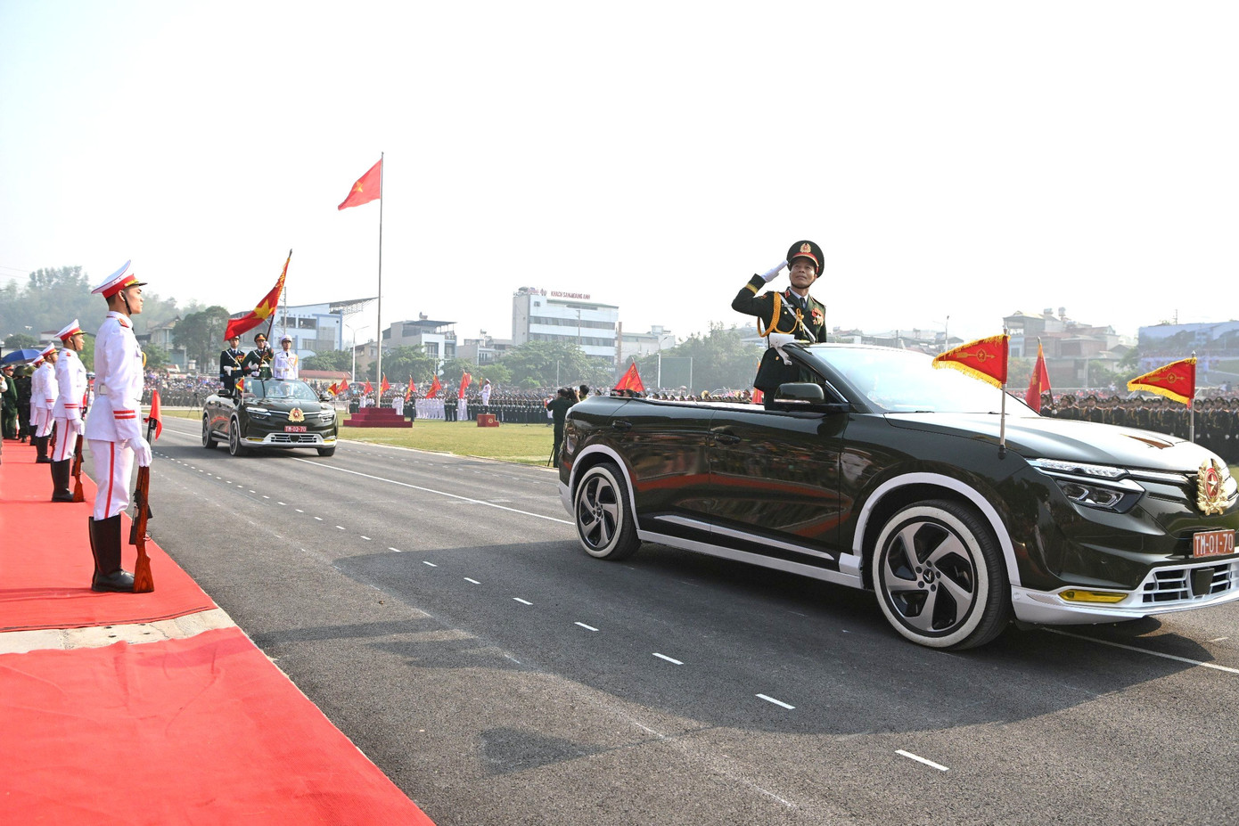 Khối Quân kỳ do Trung tướng Nguyễn Trọng Bình - Phó Tổng tham mưu trưởng Quân đội nhân dân Việt Nam, chỉ huy, dẫn đầu các khối đại diện cho lực lượng Quân đội nhân dân và Dân quân tự vệ tiến vào lễ đài.