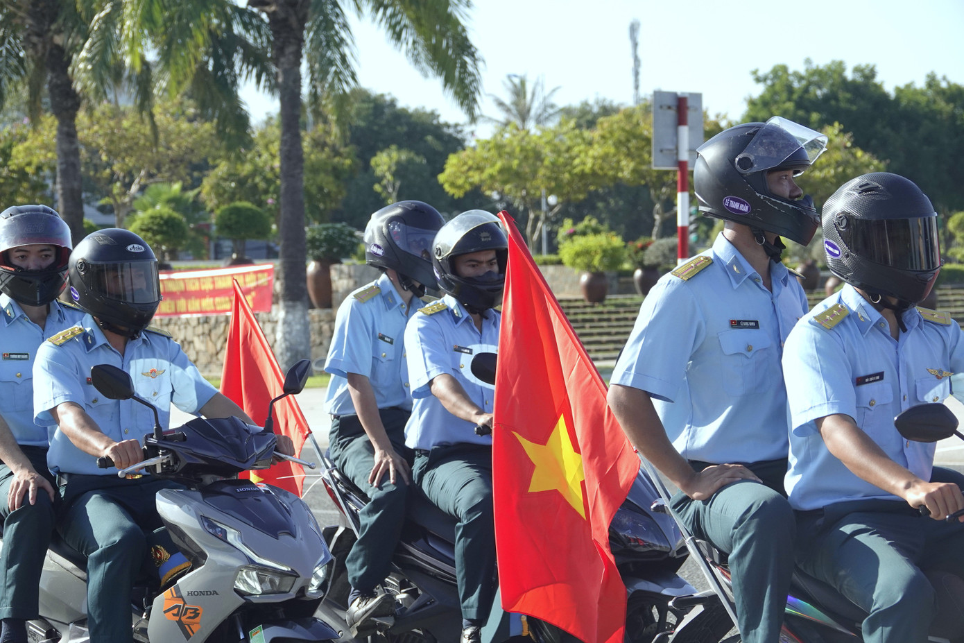 Cán bộ, ĐVTN các lực lượng tham gia tuần hành, biểu dương lực lượng và tuyên truyền về Ngày hội "Thanh niên Quân đội với văn hóa giao thông" 2024. Cán bộ, ĐVTN các lực lượng tham gia tuần hành, biểu dương lực lượng và tuyên truyền về Ngày hội "Thanh niên Quân đội với văn hóa giao thông" 2024.