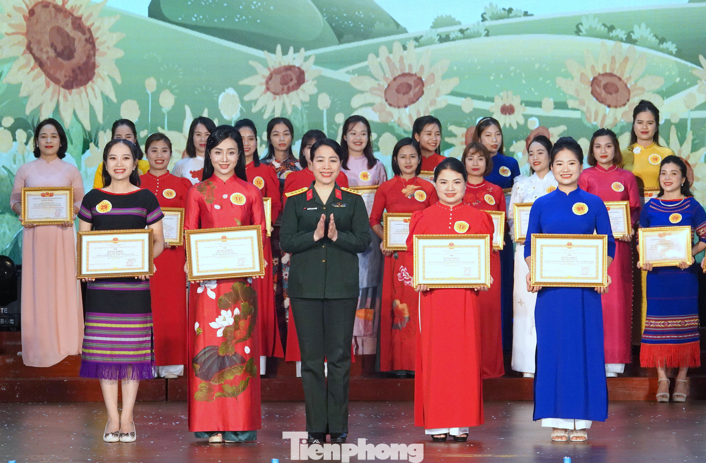 Lãnh đạo Ban Phụ nữ Quân đội trao thưởng cho 4 thí sinh xuất sắc trong 4 phần thi. Lãnh đạo Ban Phụ nữ Quân đội trao thưởng cho 4 thí sinh xuất sắc trong 4 phần thi.