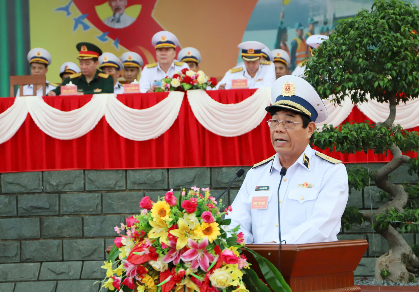 Chuẩn Đô đốc Phan Tuấn Hùng - Phó Tư lệnh Quân chủng Hải quân, Trưởng Ban tổ chức hội thi, hội thao phát biểu khai mạc.