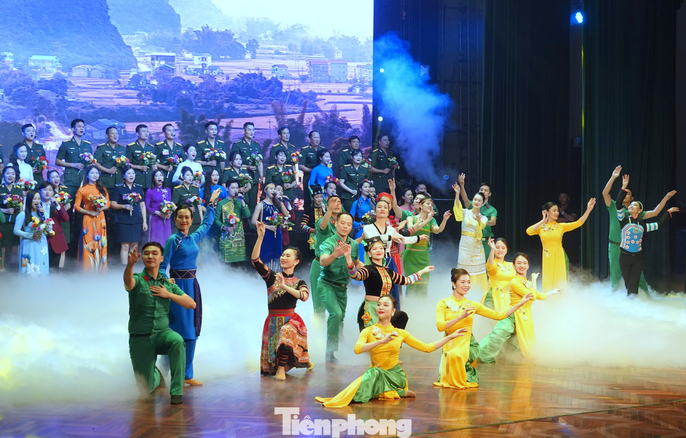 Liên hoan nghệ thuật quần chúng được tổ chức 5 năm một lần, do Tổng cục Chính trị QĐND Việt Nam chủ trì, phối hợp với Bộ Công an, Bộ Giáo dục và Đào tạo, T.Ư Đoàn tổ chức.