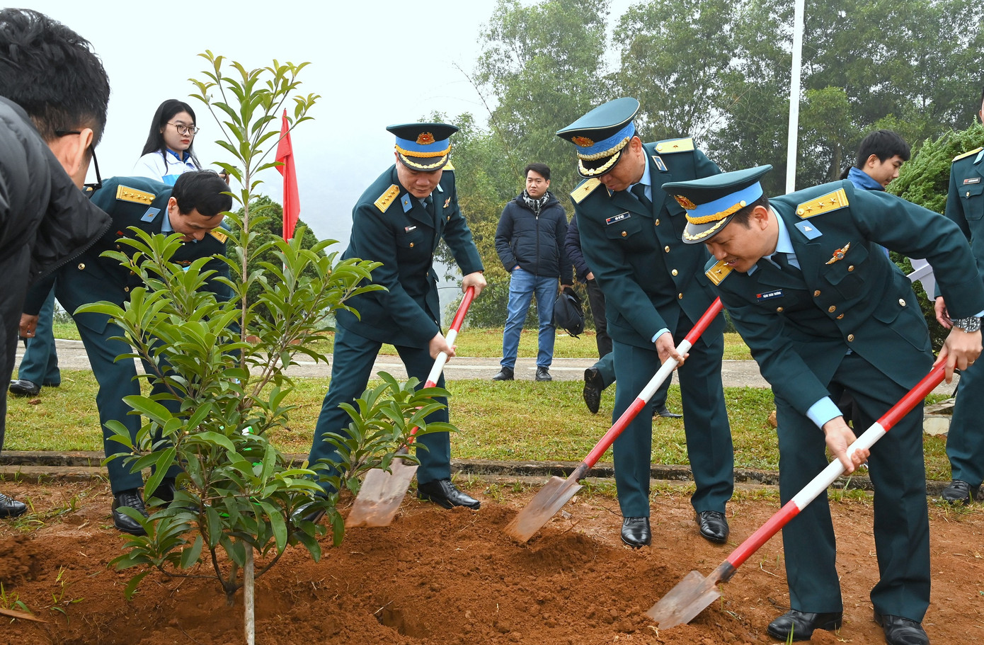Các đại biểu tham gia hưởng ứng Tết trồng cây đời đời nhớ ơn Bác Hồ.