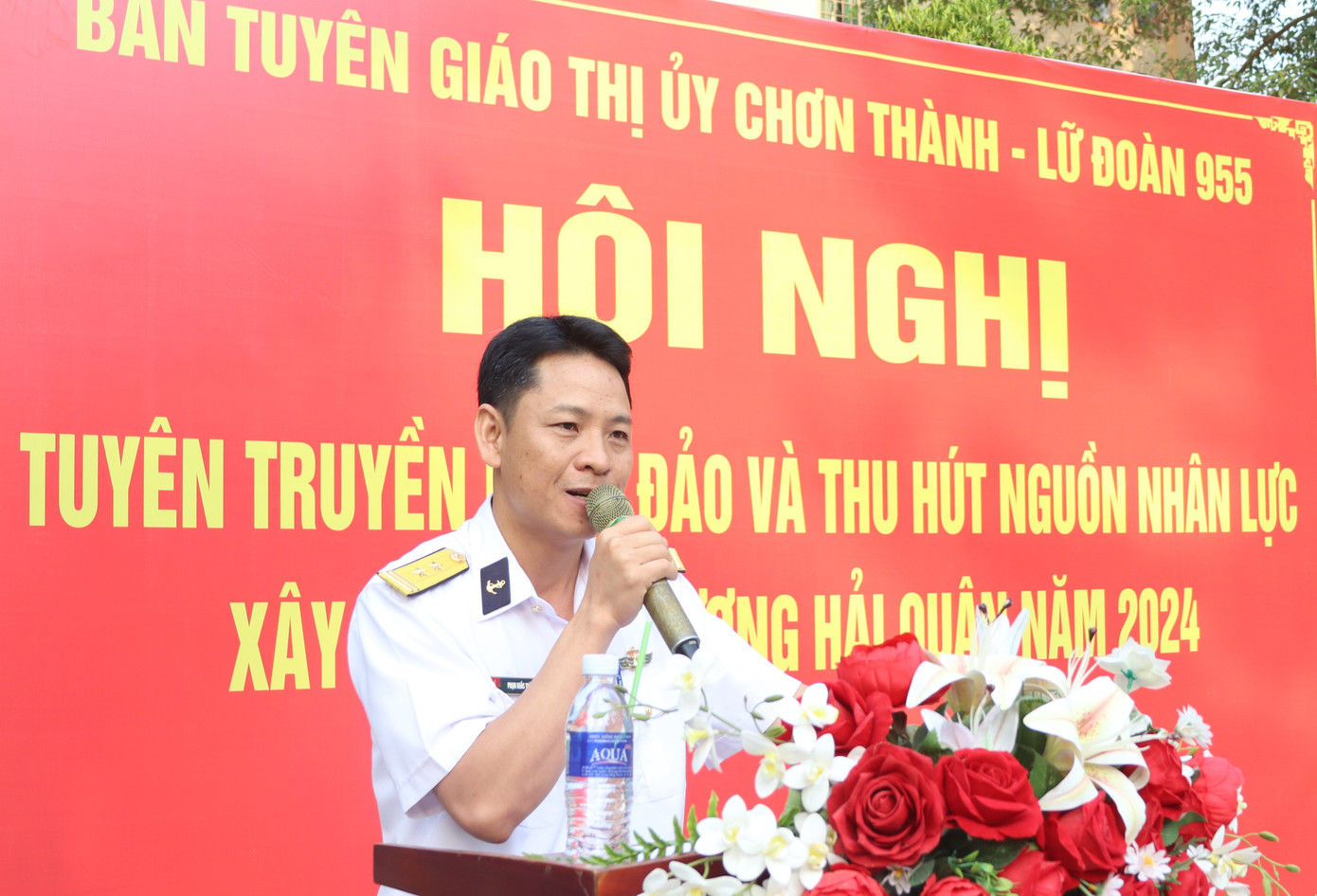 Trung tá Phạm Khắc Thành - Phó Chủ nhiệm Chính trị Lữ đoàn 955 tuyên truyền thu hút nguồn nhân lực tại trường THPT Chơn Thành ở thị xã Chơn Thành, tỉnh Bình Phước.