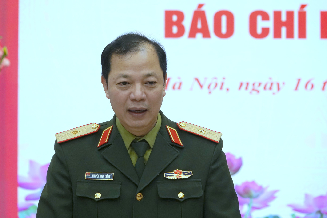 Thiếu tướng Nguyễn Minh Thắng - Chính uỷ Bộ Tư lệnh 86 chủ trì chương trình gặp mặt, chiều 16/1. Ảnh: Nguyễn Minh