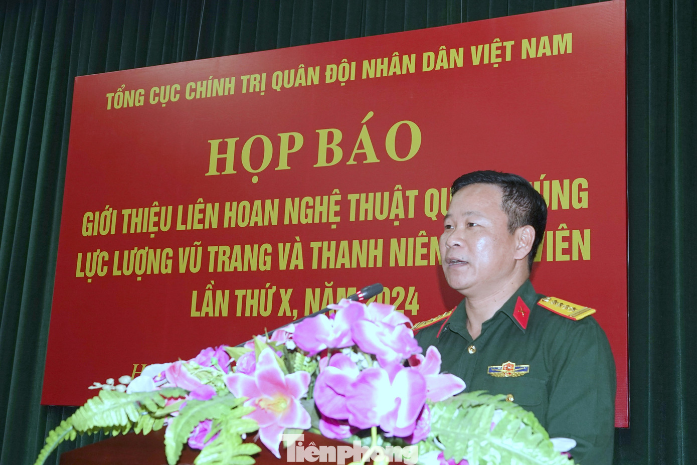 Đại tá Tống Văn Thanh - Phó Cục trưởng Cục Tuyên huấn (Tổng cục Chính trị) chủ trì họp báo, chiều 2/4.