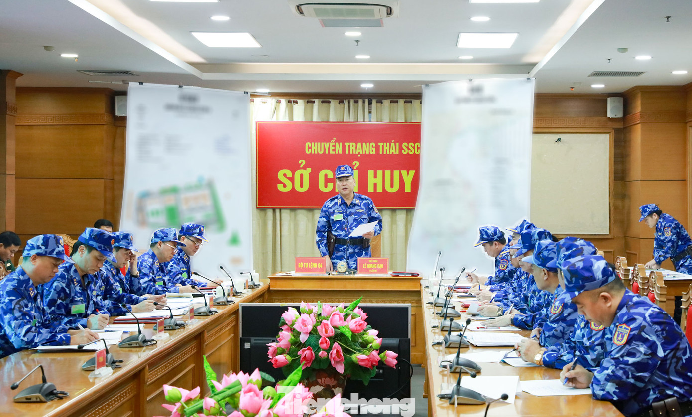 Tư lệnh Cảnh sát biển Lê Quang Đạo quán triệt mệnh lệnh chuyển trạng thái sẵn sàng chiến đấu.