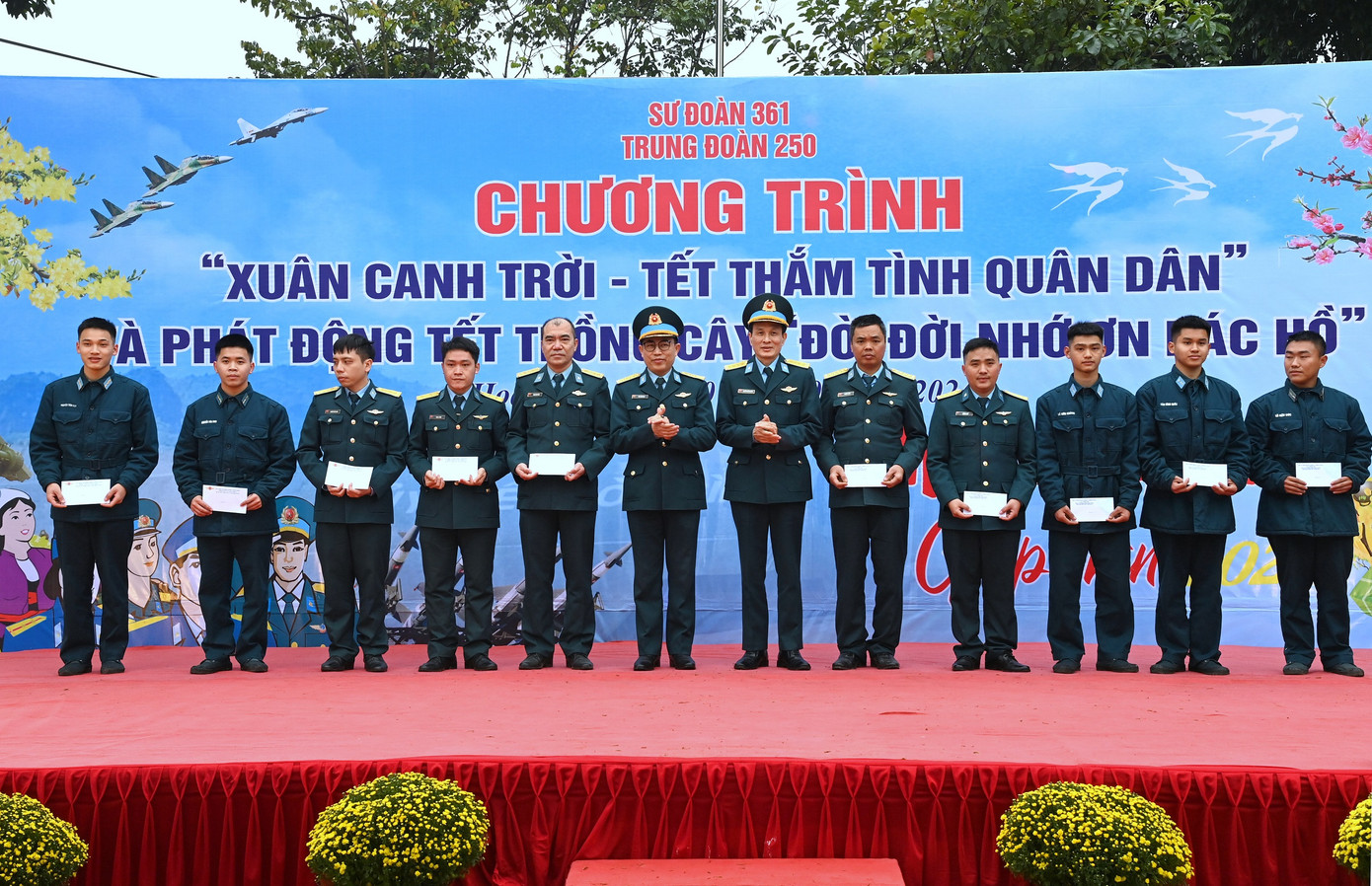 Trao quà tặng đoàn viên thanh niên Trung đoàn 250 có hoàn cảnh khó khăn.