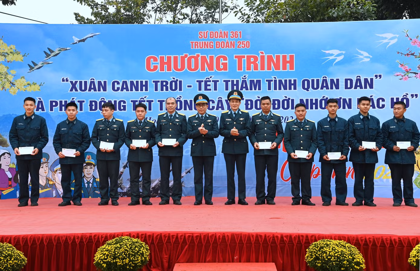 Trao quà tặng đoàn viên thanh niên Trung đoàn 250 có hoàn cảnh khó khăn.