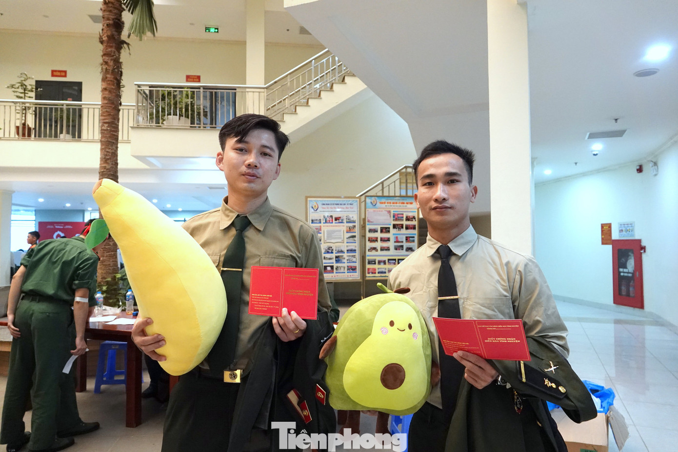 Hai học viên quân sự Lào và Campuchia tham gia Chủ Nhật Đỏ 2024 tại Trường Sĩ quan Chính trị. Hai học viên quân sự Lào và Campuchia tham gia Chủ Nhật Đỏ 2024 tại Trường Sĩ quan Chính trị.