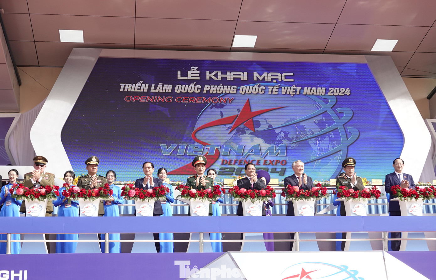Thủ tướng Phạm Minh Chính cùng đại biểu quan chức Việt Nam và quốc tế thực hiện nghi thức bấm nút khai mạc Triển lãm Quốc phòng Quốc tế Việt Nam 2024.