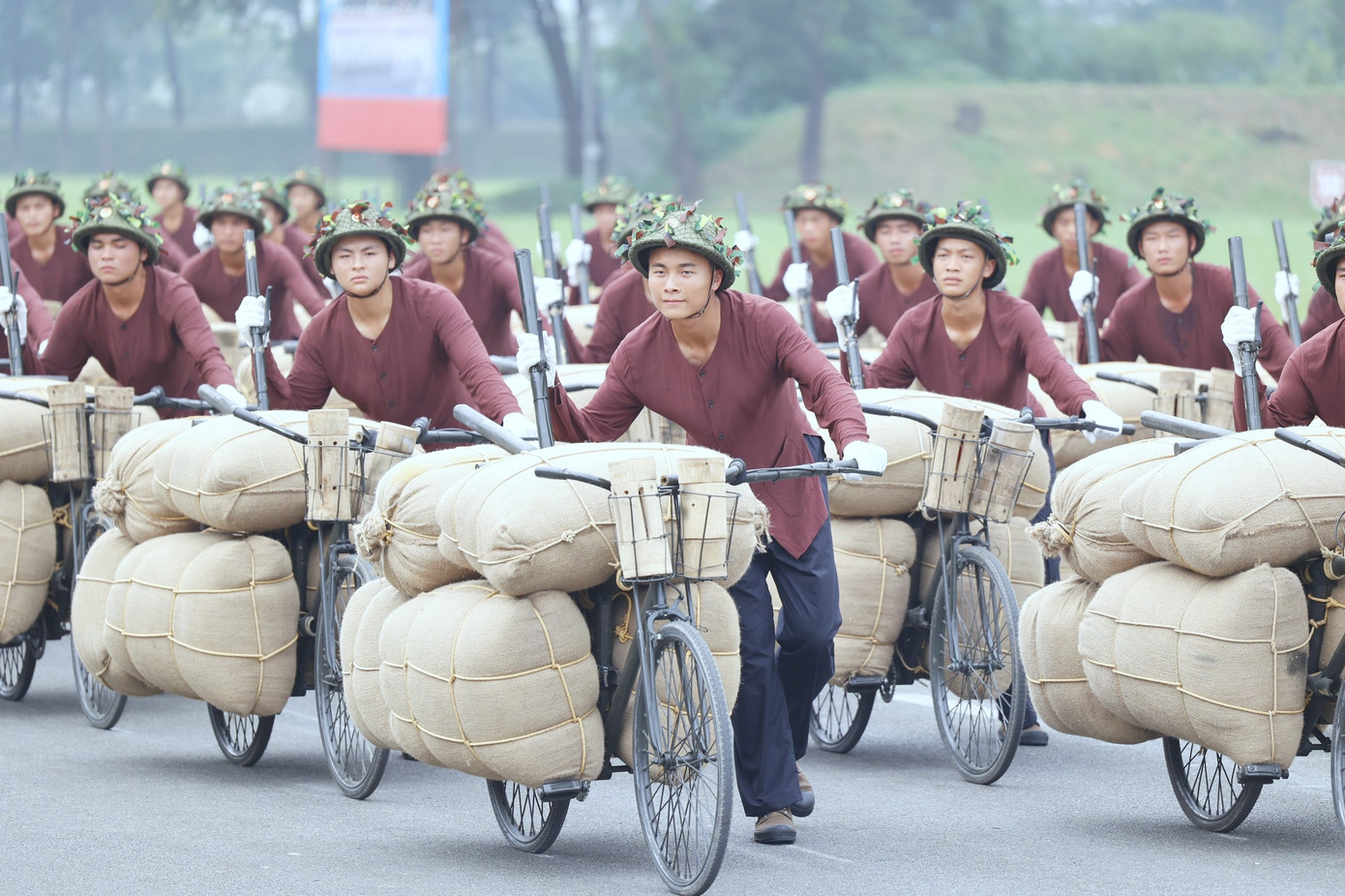 Khối dân công hỏa tuyến.