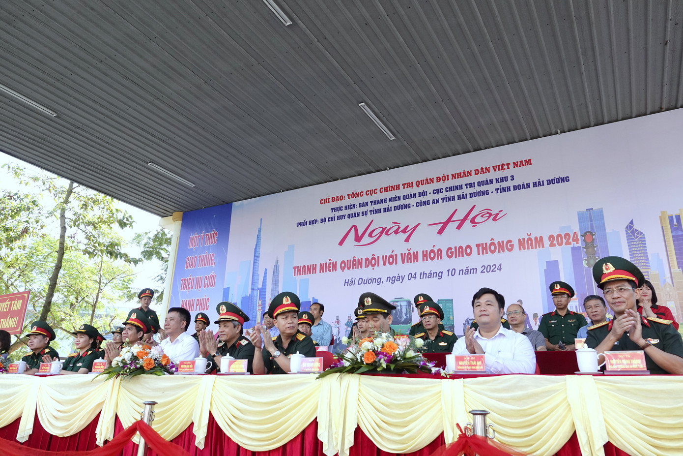 Đại biểu lãnh đạo các cơ quan, đơn vị tham dự ngày hội.