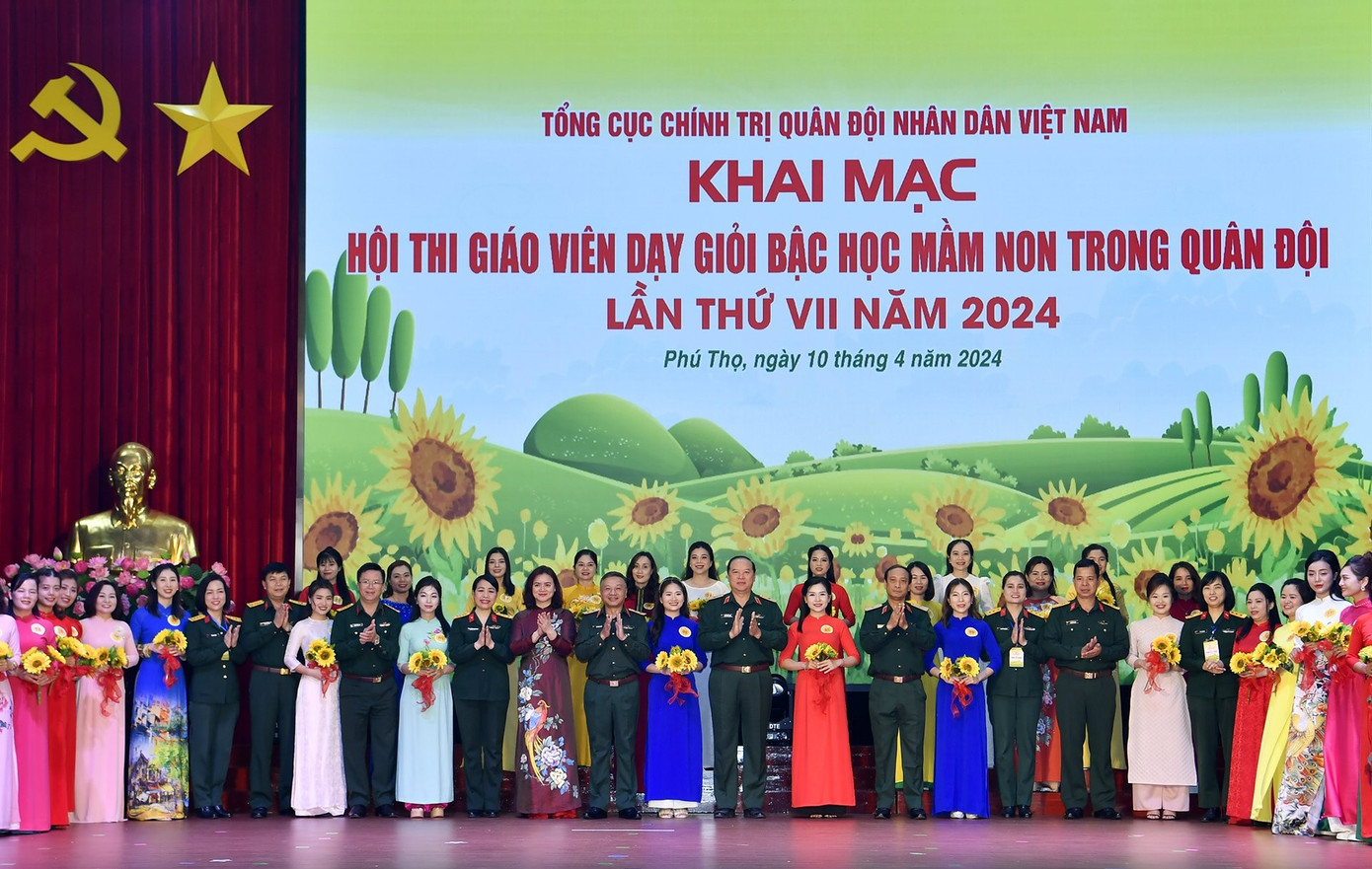 Các đại biểu dự khai mạc hội thi, sáng 10/4.