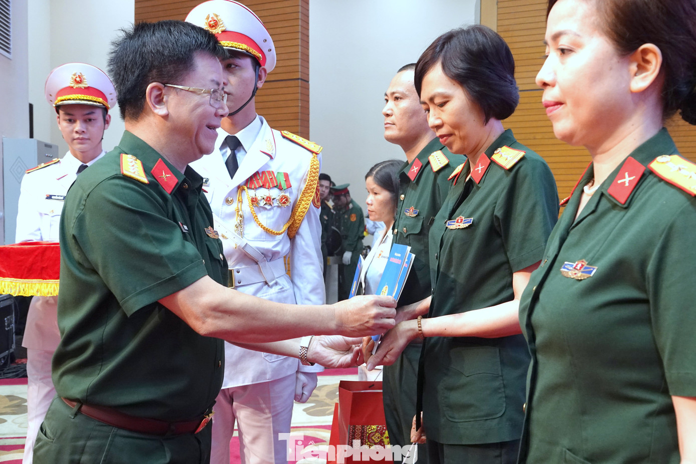 Bộ Tổng tham mưu và Ban Công đoàn Quốc phòng trao quà tặng đoàn viên công đoàn, người lao động của Bộ Tổng tham mưu có hoàn cảnh khó khăn.