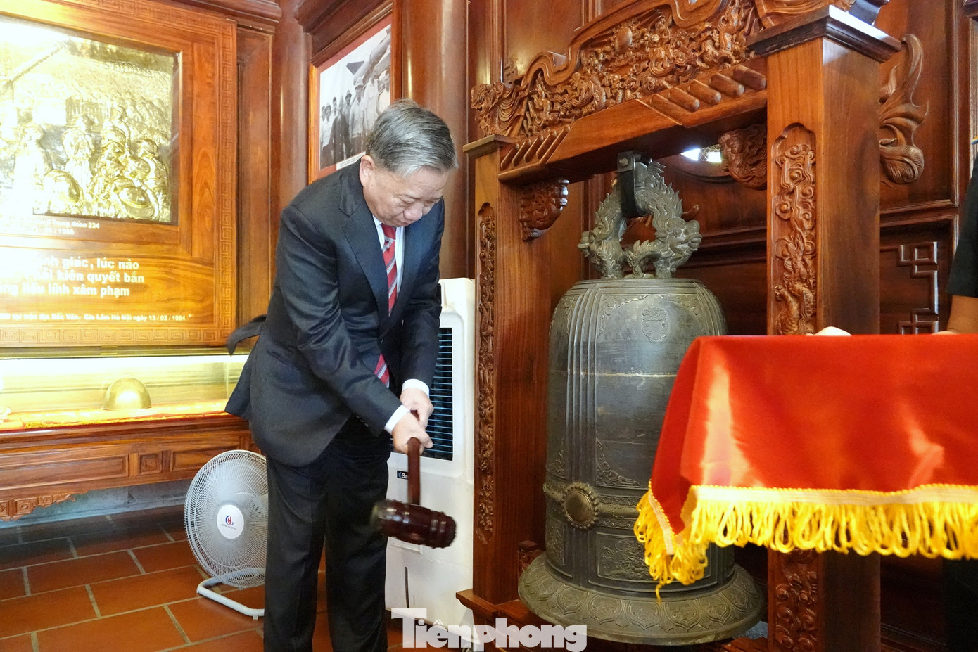 Chủ tịch nước thỉnh chuông tại Nhà tưởng niệm Chủ tịch Hồ Chí Minh, trong khuôn viên Bộ Tư lệnh Phòng không - Không quân.