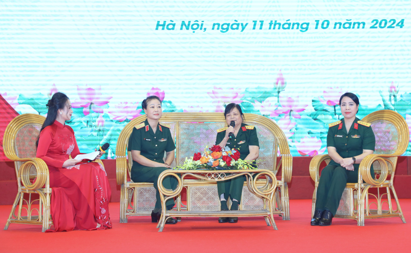 Các đại biểu là lãnh đạo Ban Phụ nữ Quân đội qua các thời kỳ tham gia giao lưu tại chương trình.
