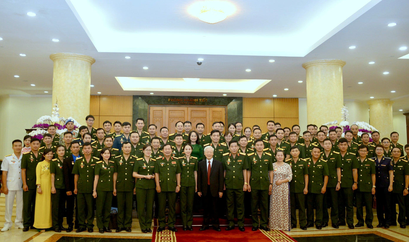 Tổng Bí thư, Bí thư Quân ủy T.Ư Nguyễn Phú Trọng cùng đoàn đại biểu ưu tú của thanh niên Quân đội về dự Đại hội đại biểu Đoàn TNCS Hồ Chí Minh Quân đội lần thứ X, trong cuộc gặp mặt tại Trụ sở T.Ư Đảng, tháng 10/2022.