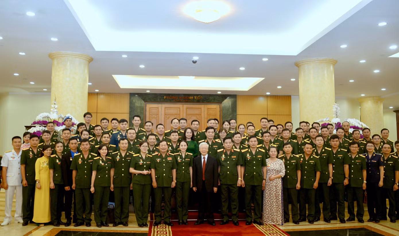 Tổng Bí thư, Bí thư Quân ủy T.Ư Nguyễn Phú Trọng cùng đoàn đại biểu ưu tú của thanh niên Quân đội về dự Đại hội đại biểu Đoàn TNCS Hồ Chí Minh Quân đội lần thứ X, trong cuộc gặp mặt tại Trụ sở T.Ư Đảng, tháng 10/2022.