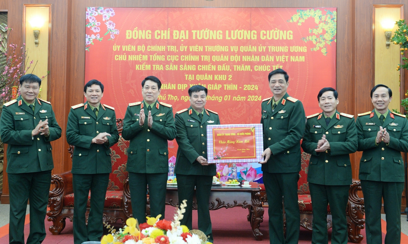 Đại tướng Lương Cường chúc Tết và trao quà của Quân ủy Trung ương, Bộ Quốc phòng tặng Bộ tư lệnh Quân khu 2.