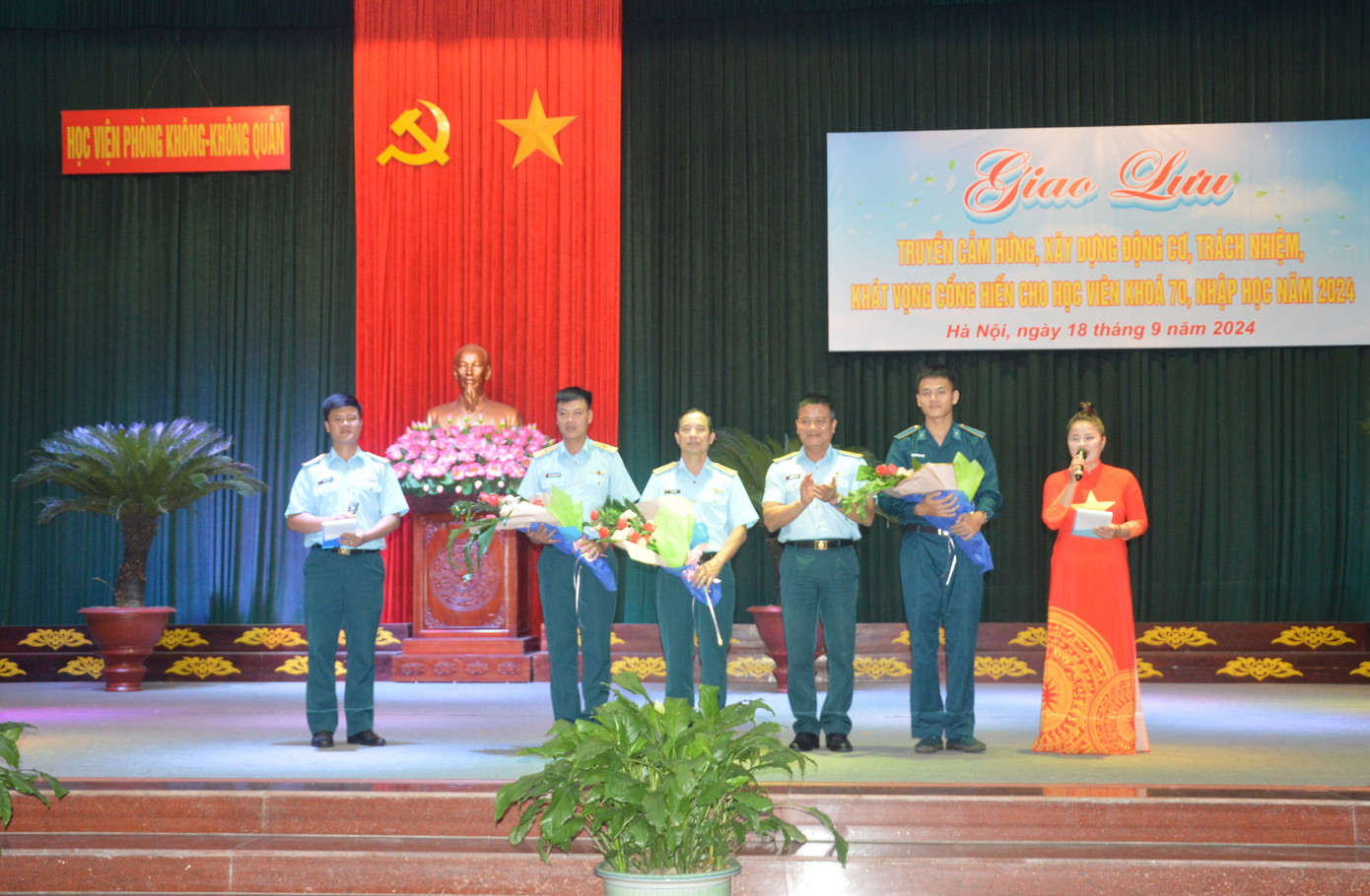 Lãnh đạo Cục Chính trị Quân chủng PK-KQ và Học viện PK-KQ tặng hoa các đại biểu tham gia giao lưu. Lãnh đạo Cục Chính trị Quân chủng PK-KQ và Học viện PK-KQ tặng hoa các đại biểu tham gia giao lưu.