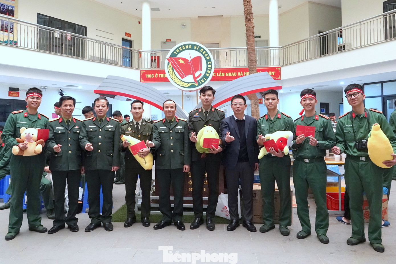 Lãnh đạo các đơn vị cùng học viên quân sự 3 nước Việt Nam, Lào, Campuchia tại Ngày hội Chủ Nhật Đỏ ở Trường Sĩ quan Chính trị. Lãnh đạo các đơn vị cùng học viên quân sự 3 nước Việt Nam, Lào, Campuchia tại Ngày hội Chủ Nhật Đỏ ở Trường Sĩ quan Chính trị.