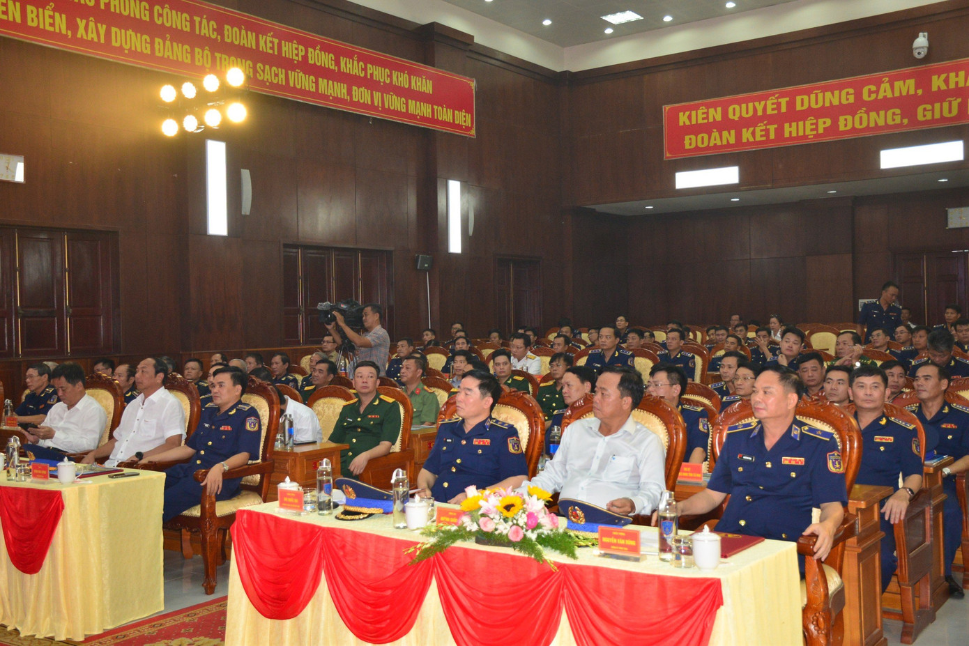 Các đại biểu dự lễ đón nhận Huân chương Chiến công hạng Nhì cho Bộ Tư lệnh Vùng Cảnh sát biển 4 và Đại tá Trần Văn Lượng. Các đại biểu dự lễ đón nhận Huân chương Chiến công hạng Nhì cho Bộ Tư lệnh Vùng Cảnh sát biển 4 và Đại tá Trần Văn Lượng.