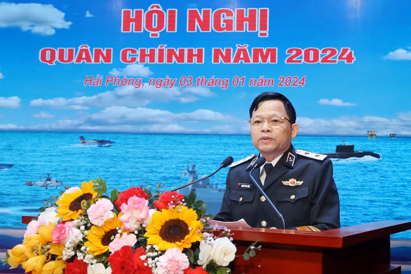 Trung tướng Nguyễn Văn Bổng - Chính ủy Hải quân, phát biểu tại hội nghị.