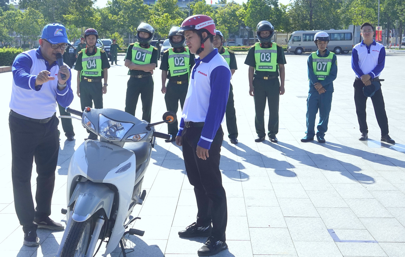 Nhân viên Công ty Honda Việt Nam tổ chức hướng dẫn thực hành kỹ thuật lái xe an toàn. Nhân viên Công ty Honda Việt Nam tổ chức hướng dẫn thực hành kỹ thuật lái xe an toàn.