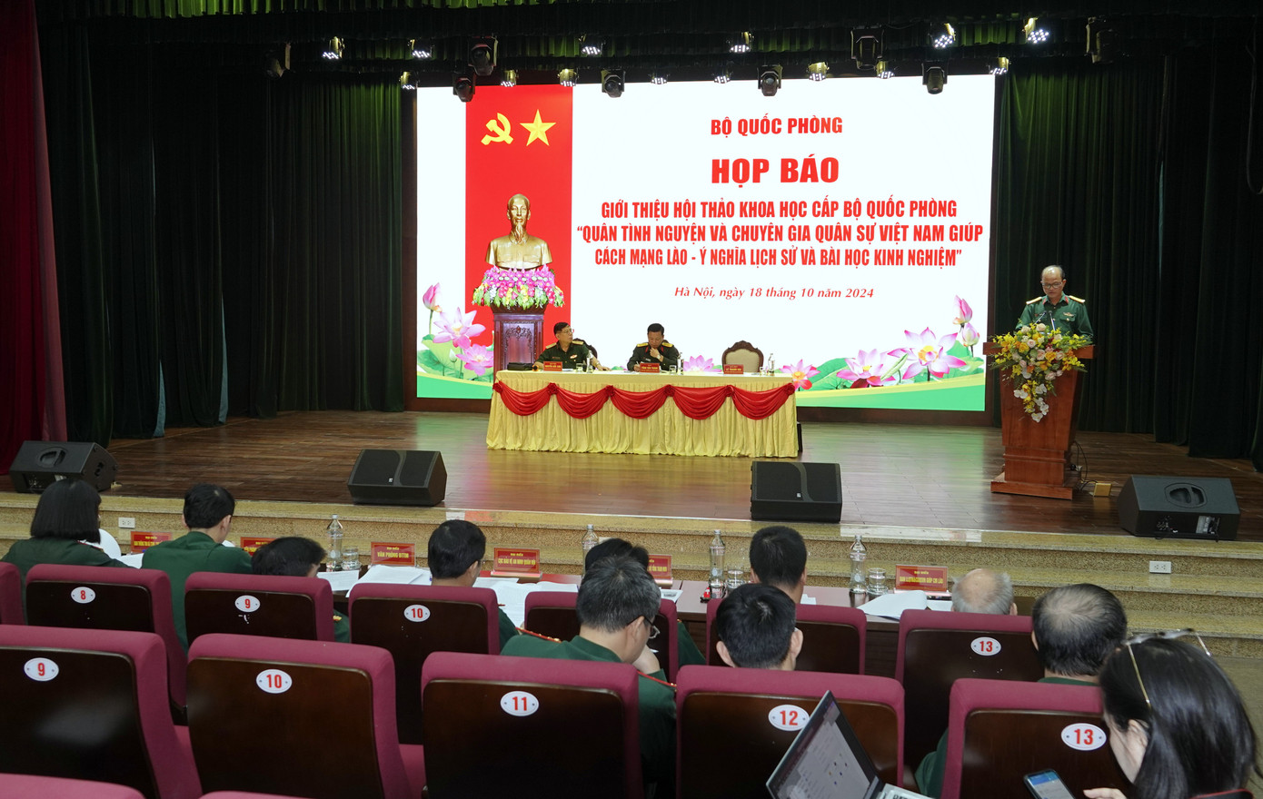 Quang cảnh buổi họp báo.