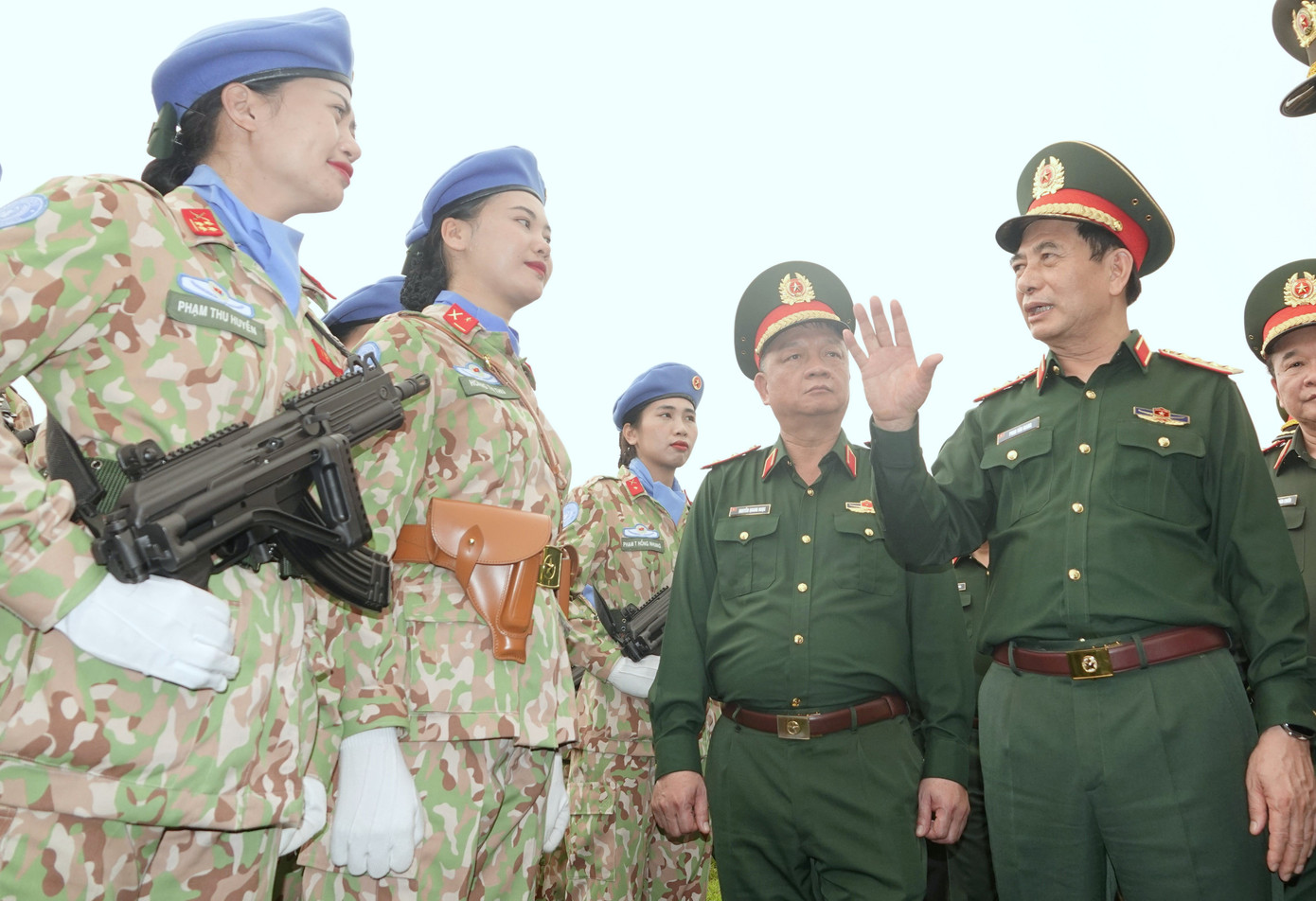 Đại tướng Phan Văn Giang kiểm tra, động viên khối nữ Gìn giữ hòa bình Việt Nam sẽ tham gia diễu binh, diễu hành tại Điện Biên. Ảnh: Nguyễn Minh