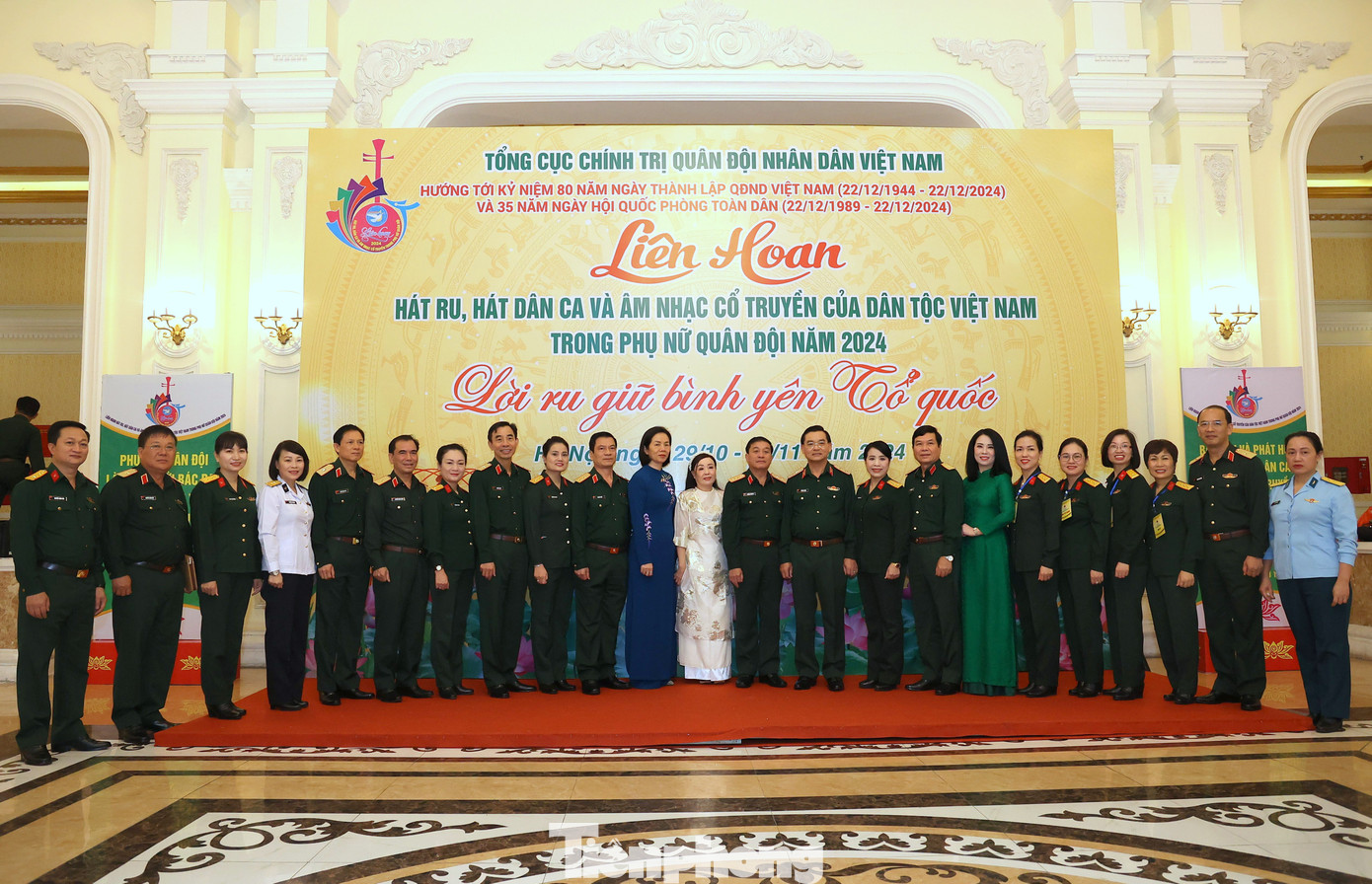 Lãnh đạo Tổng cục Chính trị QĐND Việt Nam và Trung ương Hội LHPN Việt Nam cùng các đại biểu về dự khai mạc liên hoan, sáng 29/10. Lãnh đạo Tổng cục Chính trị QĐND Việt Nam và Trung ương Hội LHPN Việt Nam cùng các đại biểu về dự khai mạc liên hoan, sáng 29/10.
