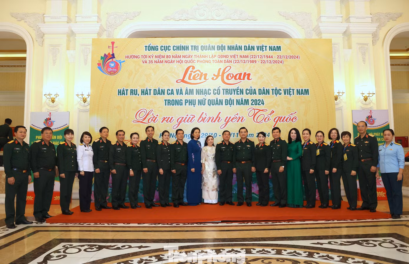 Lãnh đạo Tổng cục Chính trị QĐND Việt Nam và Trung ương Hội LHPN Việt Nam cùng các đại biểu về dự khai mạc liên hoan, sáng 29/10.