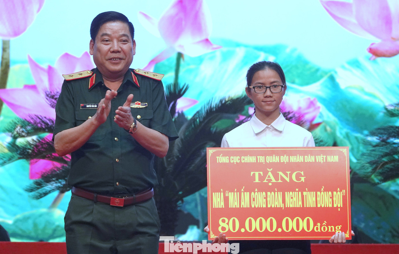 Nhân dịp Tháng Công nhân 2024, Tổng cục Chính trị có quyết định hỗ trợ kinh phí xây nhà “Mái ấm công đoàn, nghĩa tình đồng đội” tặng đoàn viên công đoàn Vũ Thị Hồng Nhung (Tổng Công ty 789, Bộ Tổng tham mưu).