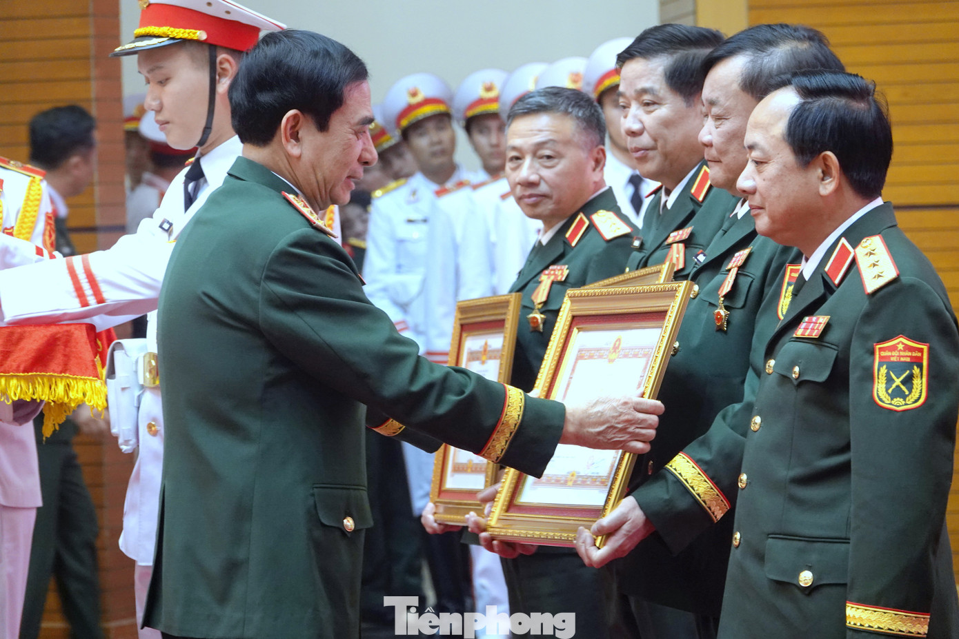 Đại tướng Phan Văn Giang trao Huân chương Quân công hạng Ba tặng 10 lãnh đạo Bộ Quốc phòng, Bộ Tổng tham mưu và Tổng cục Chính trị. Ảnh: Nguyễn Minh