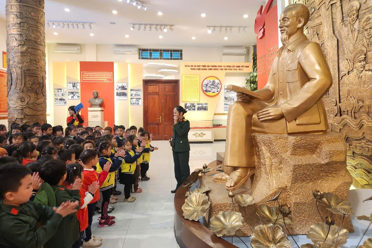 Cô và trò Trường Mầm non Văn Khê tham quan Nhà truyền thống Học viện Chính trị.