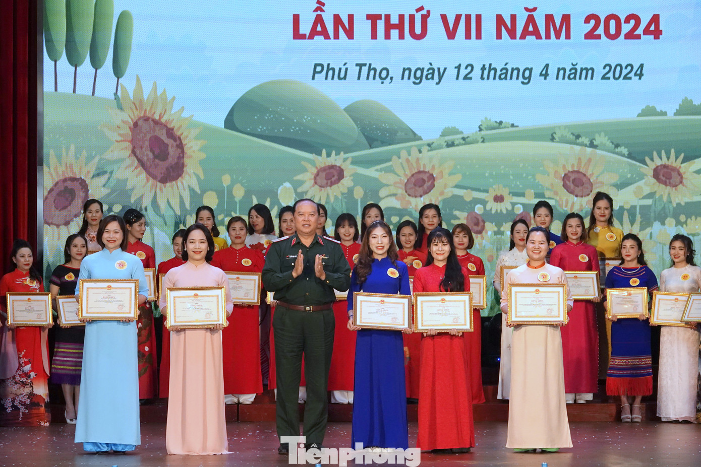 Lãnh đạo Tổng cục Công nghiệp quốc phòng trao giải Nhất cho 5 thí sinh. Lãnh đạo Tổng cục Công nghiệp quốc phòng trao giải Nhất cho 5 thí sinh.