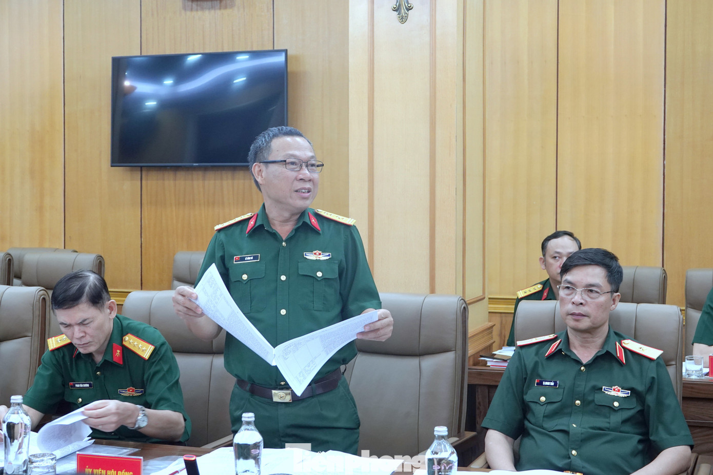 Thành viên Hội đồng Giải thưởng nêu ý kiến tại hội nghị.