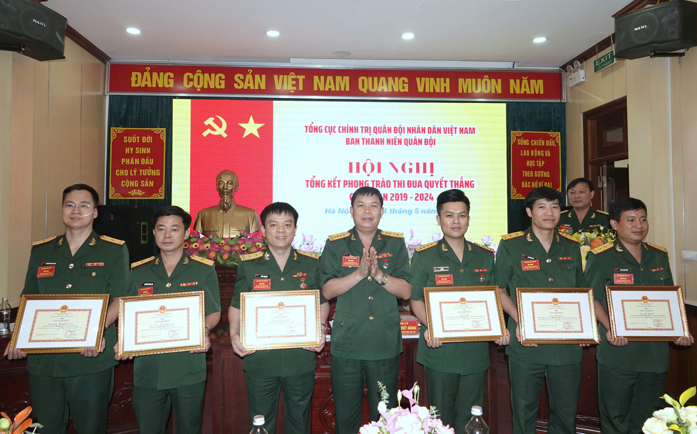 Tại hội nghị, các cá nhân xuất sắc của Ban TNQĐ đã được trao tặng Bằng khen của thủ trưởng Tổng cục Chính trị và Giấy khen của Trưởng ban TNQĐ.