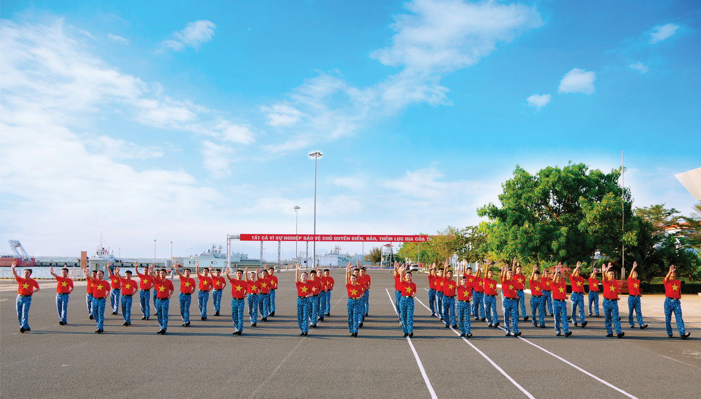 Cán bộ, chiến sĩ Lữ đoàn 189 biểu diễn 5 vũ điệu trong sinh hoạt tập thể.