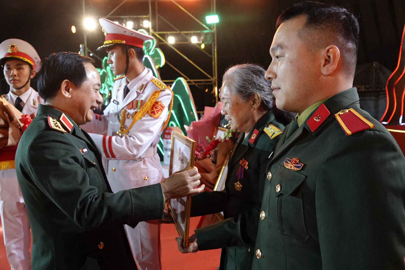 Chủ nhiệm Tổng cục Chính trị QĐND Việt Nam Trịnh Văn Quyết và Thứ trưởng Bộ Quốc phòng Võ Minh Lương trao giải Đặc biệt Cuộc thi tìm hiểu 80 năm Ngày thành lập QĐND Việt Nam và 35 năm Ngày hội Quốc phòng toàn dân tặng hai nhóm tác giả. Chủ nhiệm Tổng cục Chính trị QĐND Việt Nam Trịnh Văn Quyết và Thứ trưởng Bộ Quốc phòng Võ Minh Lương trao giải Đặc biệt Cuộc thi tìm hiểu 80 năm Ngày thành lập QĐND Việt Nam và 35 năm Ngày hội Quốc phòng toàn dân tặng hai nhóm tác giả.