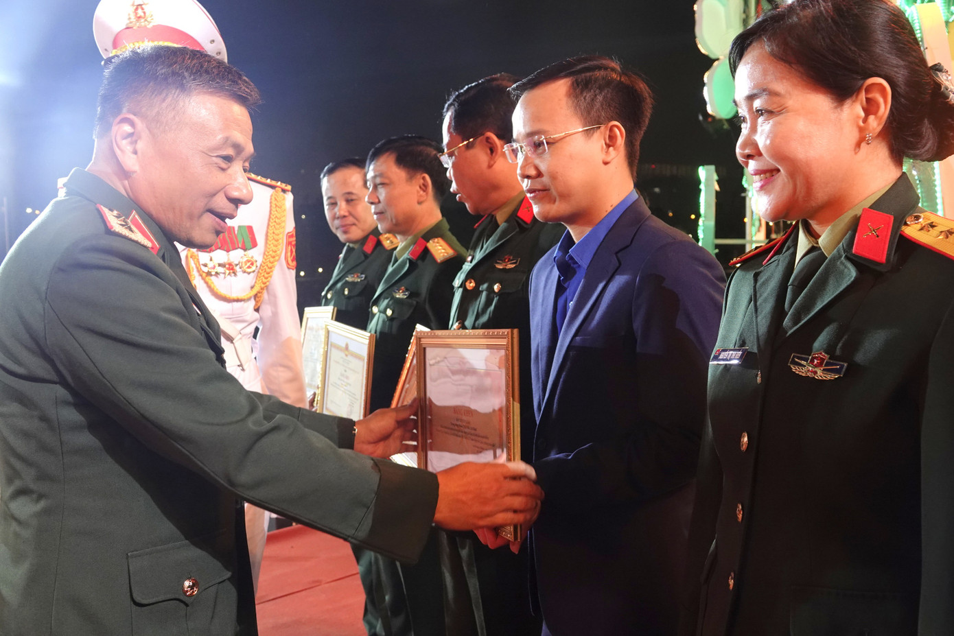 Lãnh đạo Tổng cục Chính trị và Trung ương Đoàn trao thưởng 35 tập thể có thành tích xuất sắc trong tham gia, tổ chức hai cuộc thi. Lãnh đạo Tổng cục Chính trị và Trung ương Đoàn trao thưởng 35 tập thể có thành tích xuất sắc trong tham gia, tổ chức hai cuộc thi.