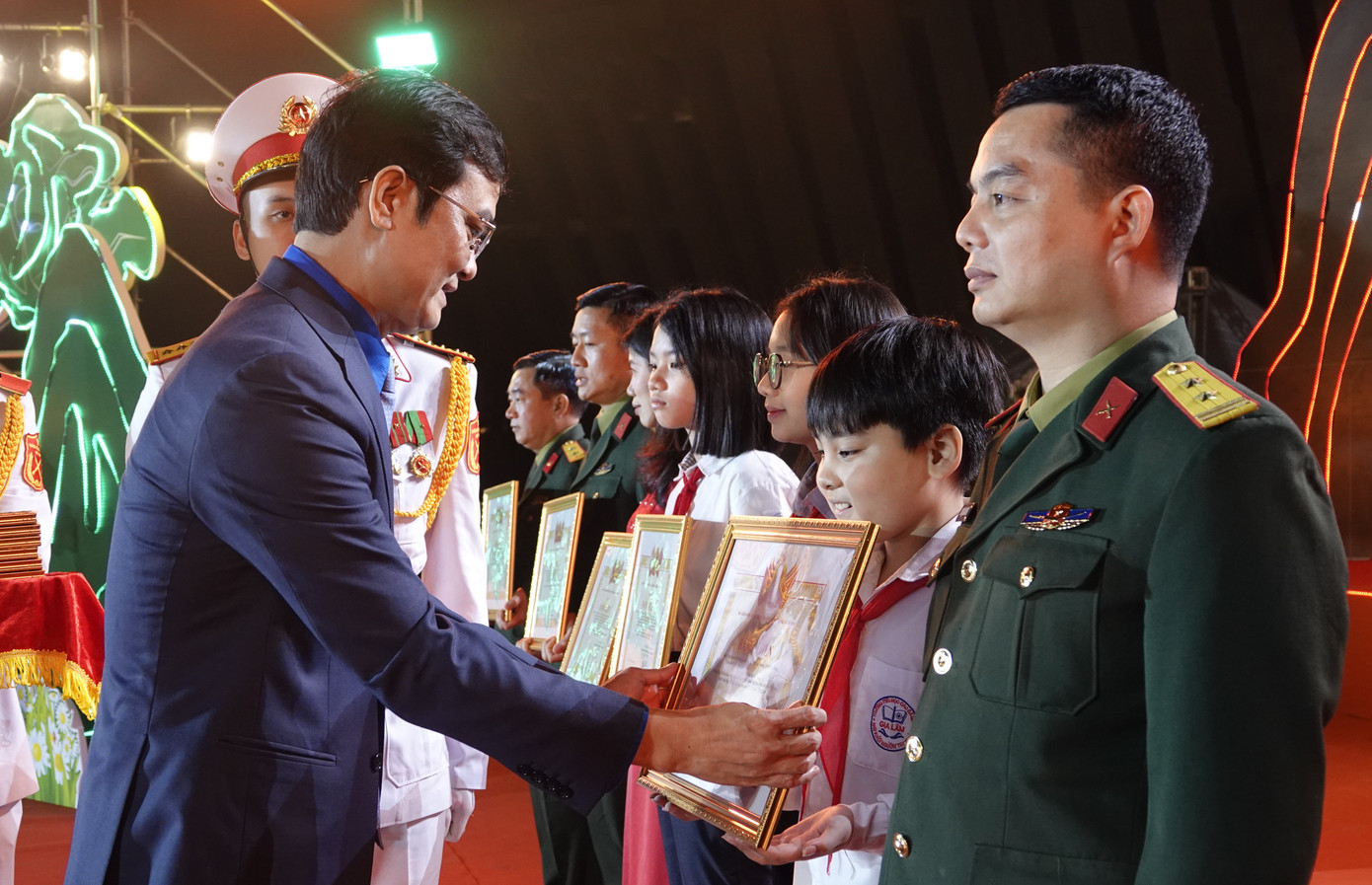 Bí thư thứ nhất Trung ương Đoàn Bùi Quang Huy trao giải A của hai cuộc thi tặng 13 tác giả, đại diện nhóm tác giả. Bí thư thứ nhất Trung ương Đoàn Bùi Quang Huy trao giải A của hai cuộc thi tặng 13 tác giả, đại diện nhóm tác giả.