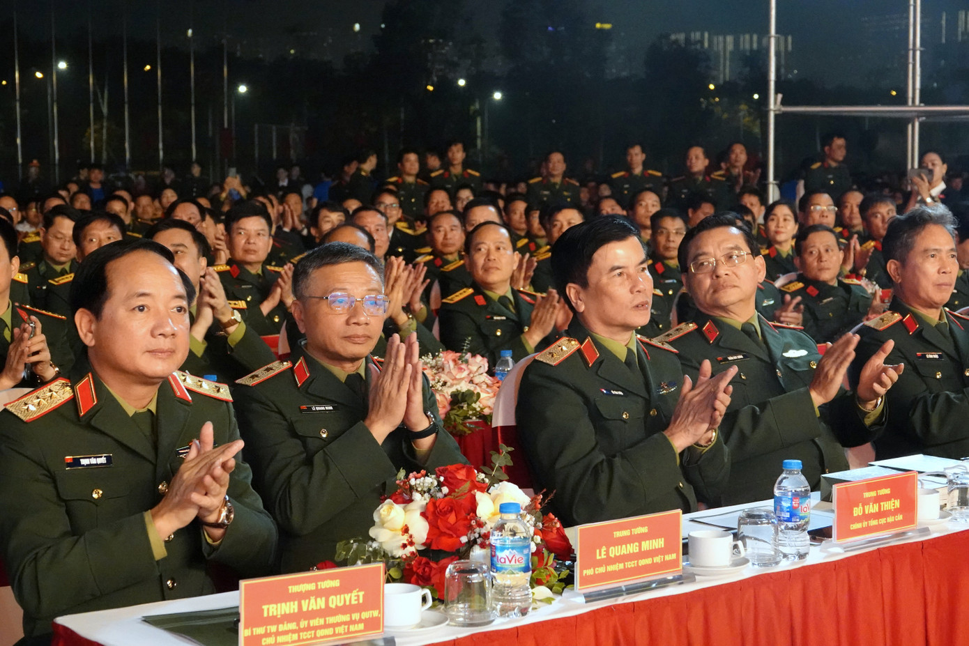 Đại biểu lãnh đạo các cơ quan, đơn vị tham dự chương trình. Đại biểu lãnh đạo các cơ quan, đơn vị tham dự chương trình.