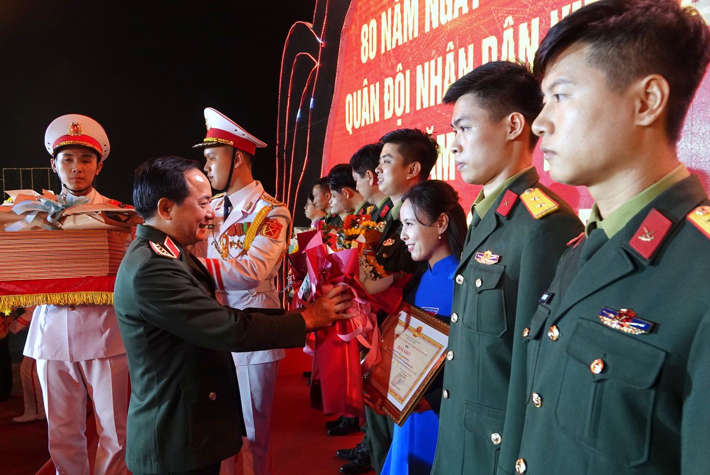 Chủ nhiệm Tổng cục Chính trị QĐND Việt Nam Trịnh Văn Quyết, Thứ trưởng Bộ Quốc phòng Võ Minh Lương và Bí thư thứ nhất Trung ương Đoàn Bùi Quang Huy trao thưởng 80 cán bộ, đoàn viên thanh niên tiêu biểu trong hoạt động công tác Đoàn và phong trào thanh niên giai đoạn 2017-2024. Chủ nhiệm Tổng cục Chính trị QĐND Việt Nam Trịnh Văn Quyết, Thứ trưởng Bộ Quốc phòng Võ Minh Lương và Bí thư thứ nhất Trung ương Đoàn Bùi Quang Huy trao thưởng 80 cán bộ, đoàn viên thanh niên tiêu biểu trong hoạt động công tác Đoàn và phong trào thanh niên giai đoạn 2017-2024.