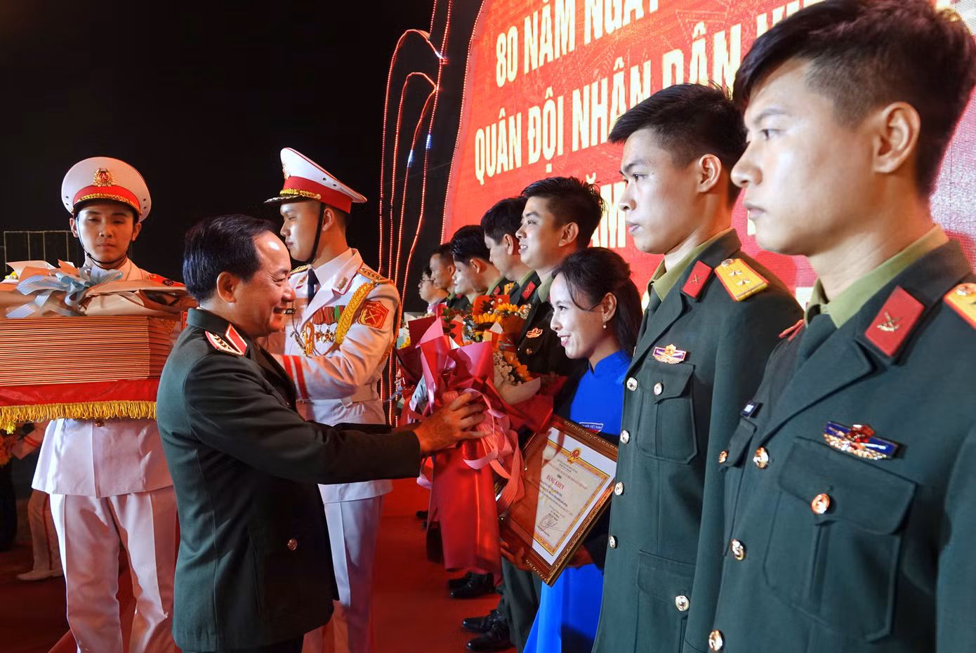 Chủ nhiệm Tổng cục Chính trị QĐND Việt Nam Trịnh Văn Quyết, Thứ trưởng Bộ Quốc phòng Võ Minh Lương và Bí thư thứ nhất Trung ương Đoàn Bùi Quang Huy trao thưởng 80 cán bộ, đoàn viên thanh niên tiêu biểu trong hoạt động công tác Đoàn và phong trào thanh niên giai đoạn 2017-2024.