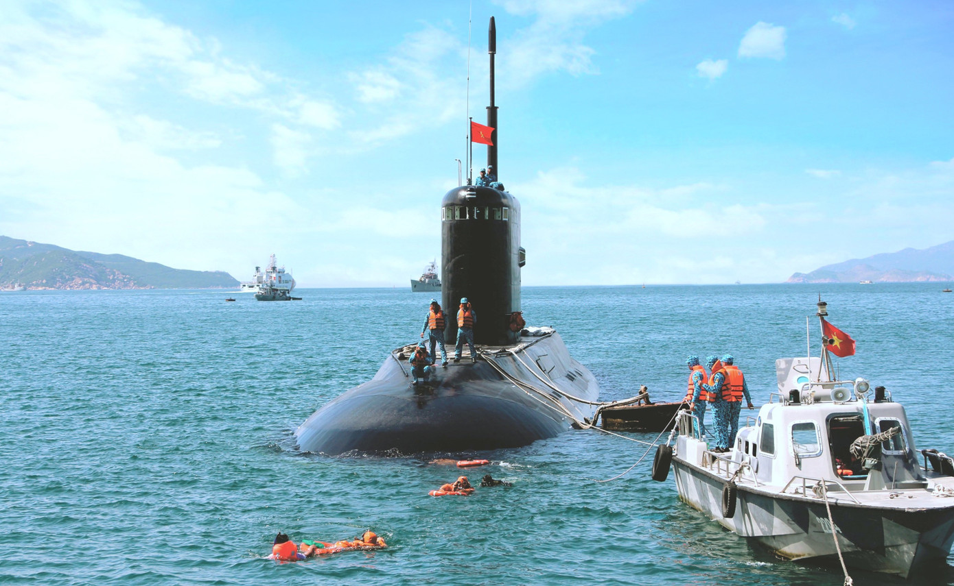 Thủy thủ tàu ngầm Lữ đoàn 189 huấn luyện thực hành thoát hiểm trên biển.